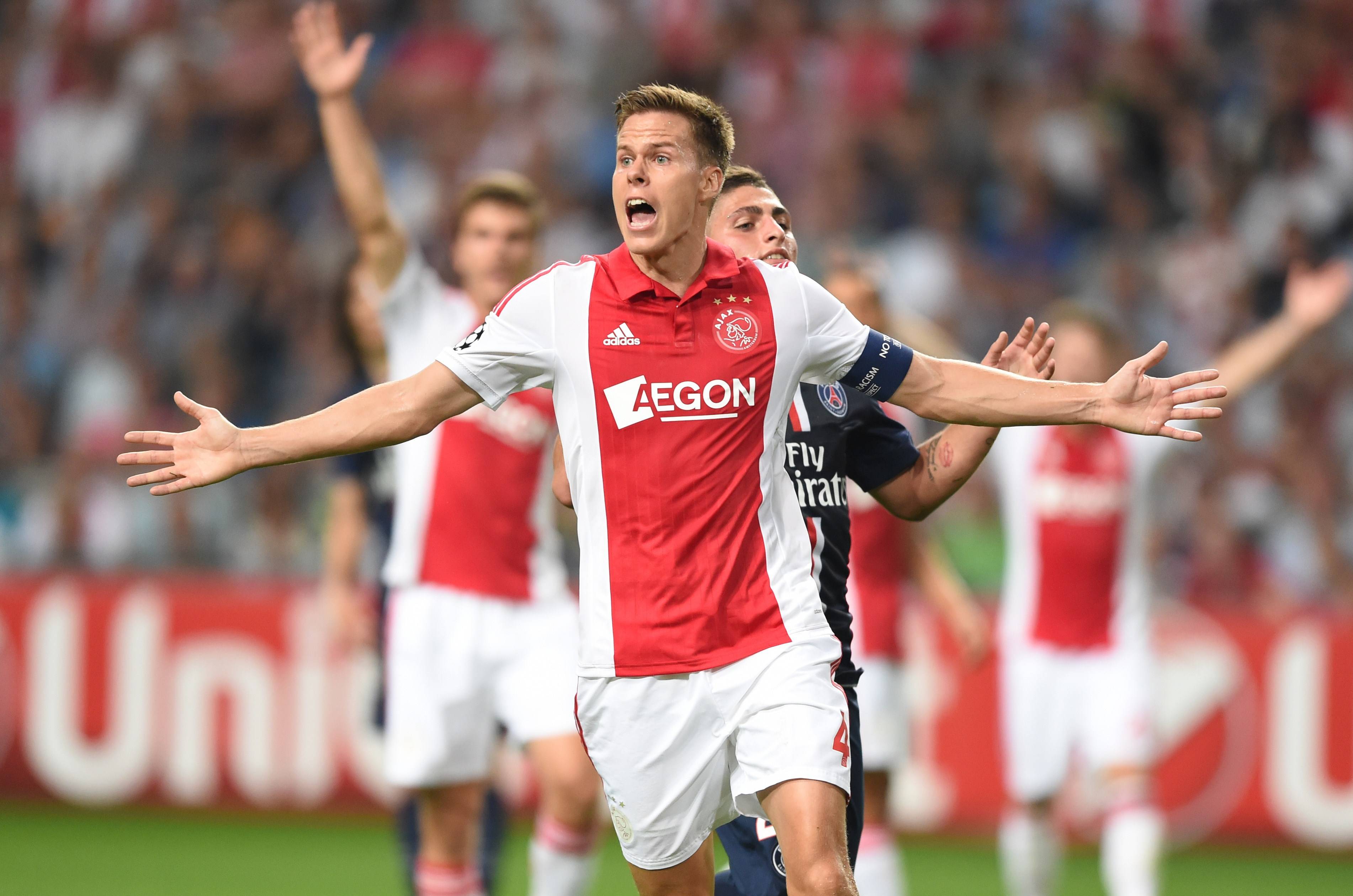 阿尔克马尔队员正在忙碌为重要比赛做准备的简单介绍