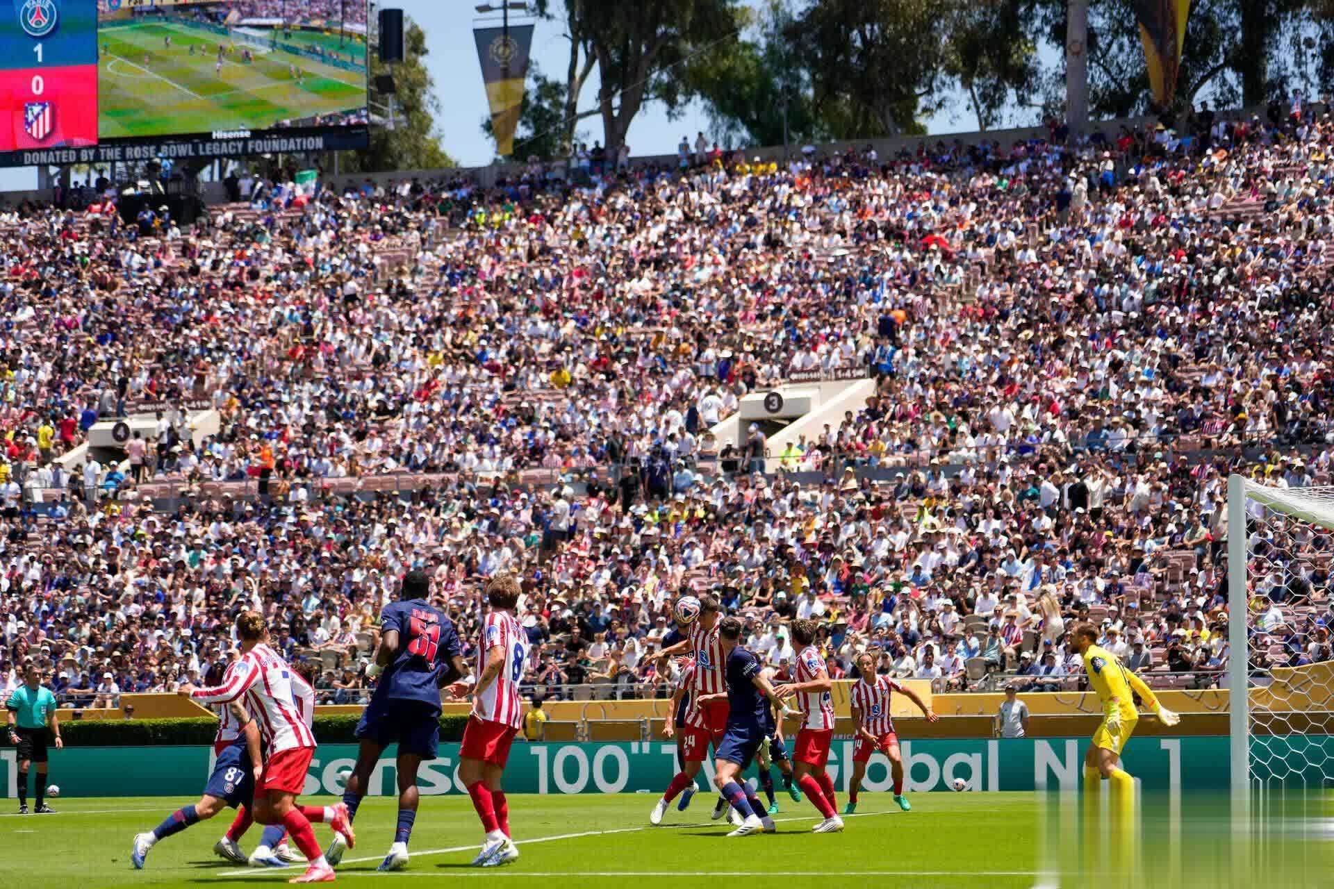 马德里竞技球员全力以赴，为球队赢球