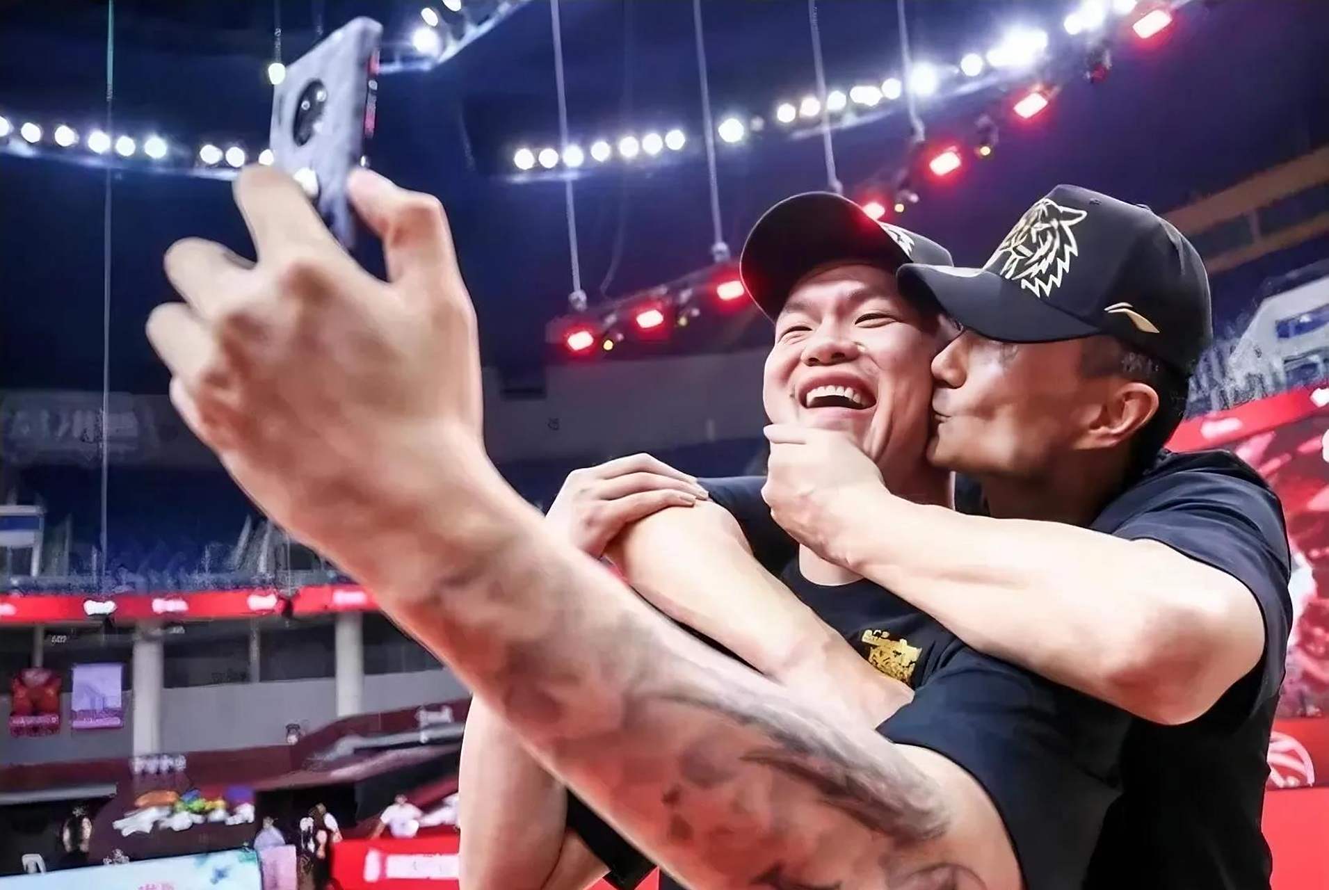 热门球队迎来胜利，球迷欢欣鼓舞