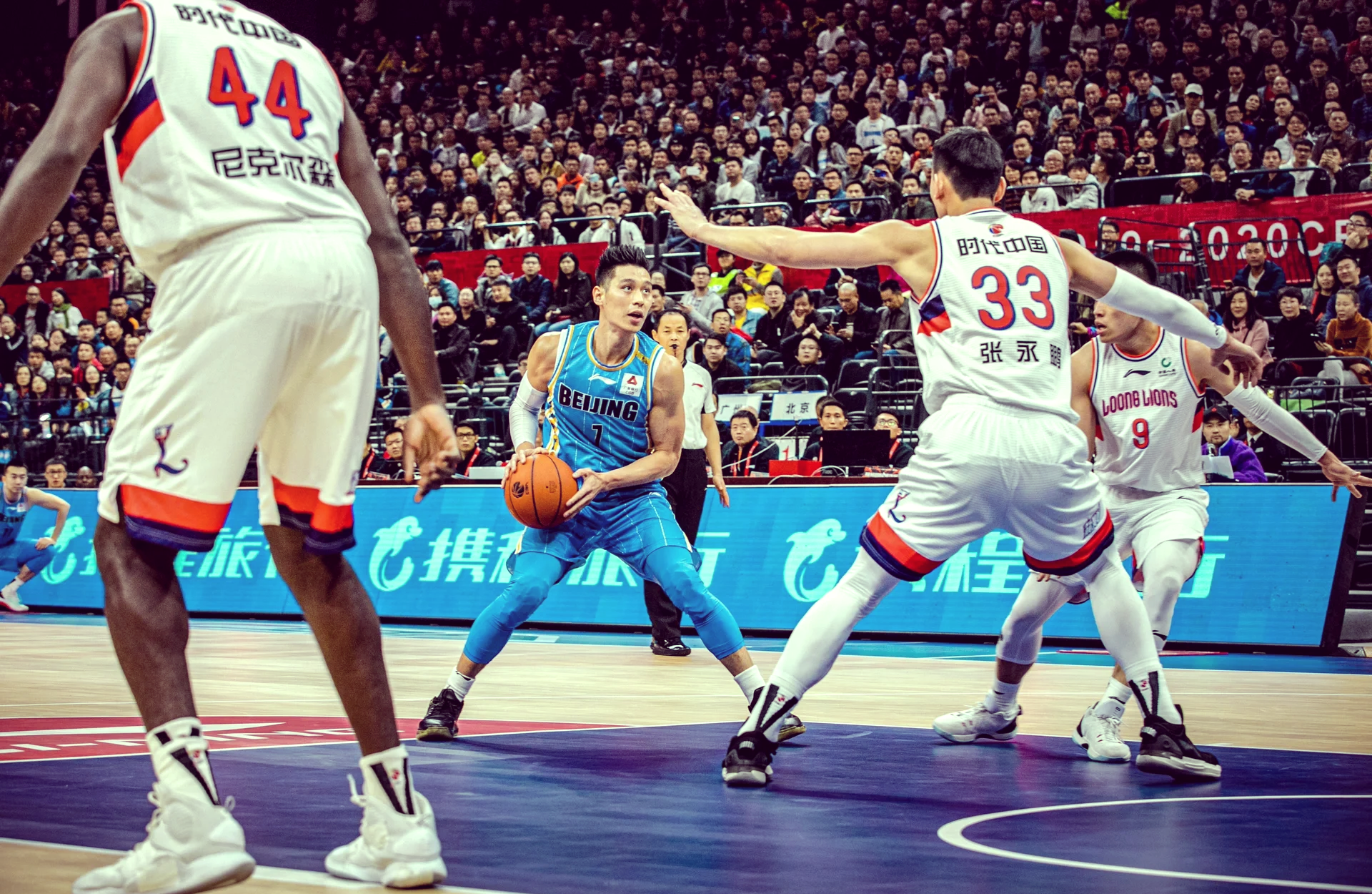 篮球赛场上的精彩瞬间引发观众热烈讨论的简单介绍 篮球赛场上的精彩瞬间引发观众热烈讨论的简单介绍