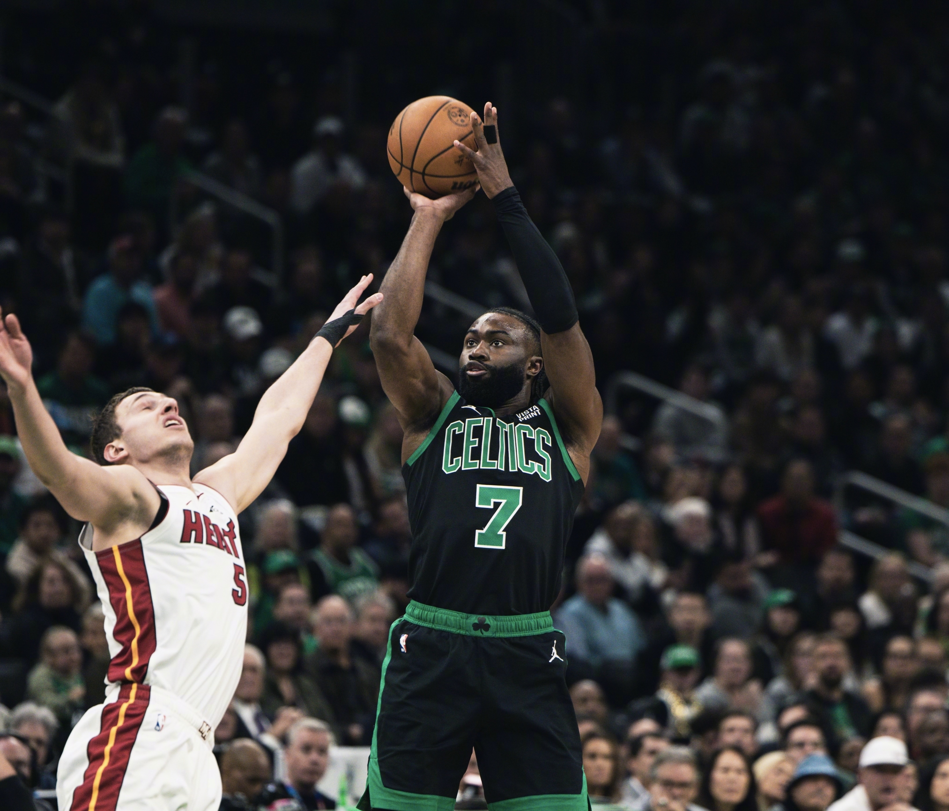 魔术主场击败凯尔特人，化解两连败