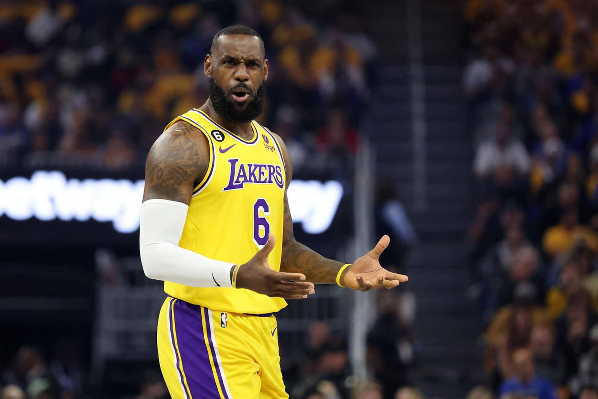 勇士客场战胜湖人,取得胜利 勇士客场战胜湖人,取得胜利