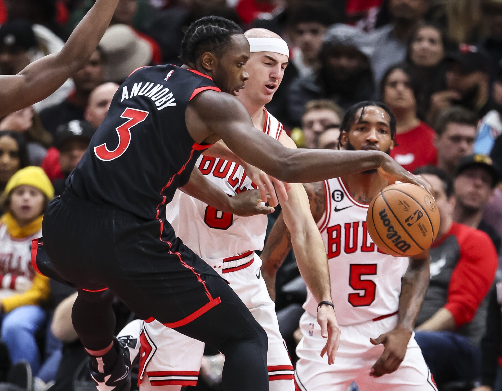 猛龙不敌公牛,西亚卡姆孤军奋战未果 猛龙不敌公牛,西亚卡姆孤军奋战未果